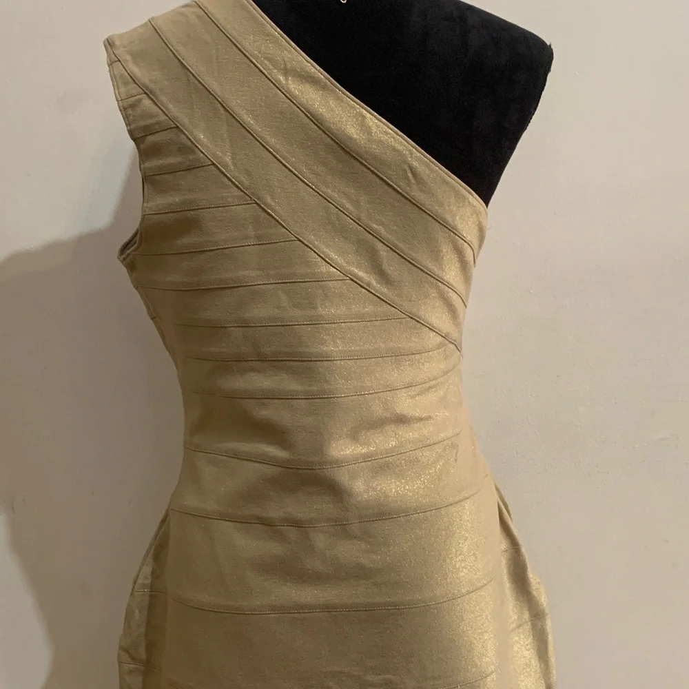 Elegant Gold One-Shoulder Dress - Picture 5 of 6